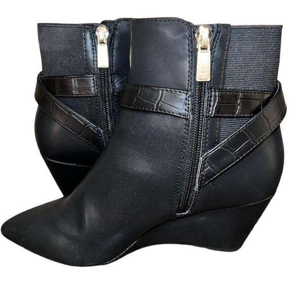 Women's Reaction Kenneth Cole Emmie Black Pointed Toe Wedge Booties Size 6.5 - Picture 2 of 8